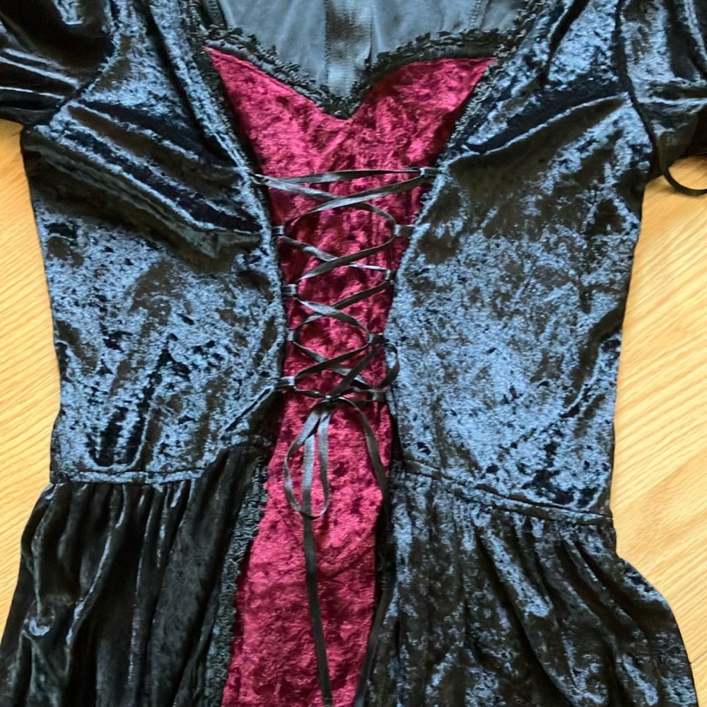 Elegant Black and Red V-Neck Bell Sleeve Gown - Picture 6 of 7
